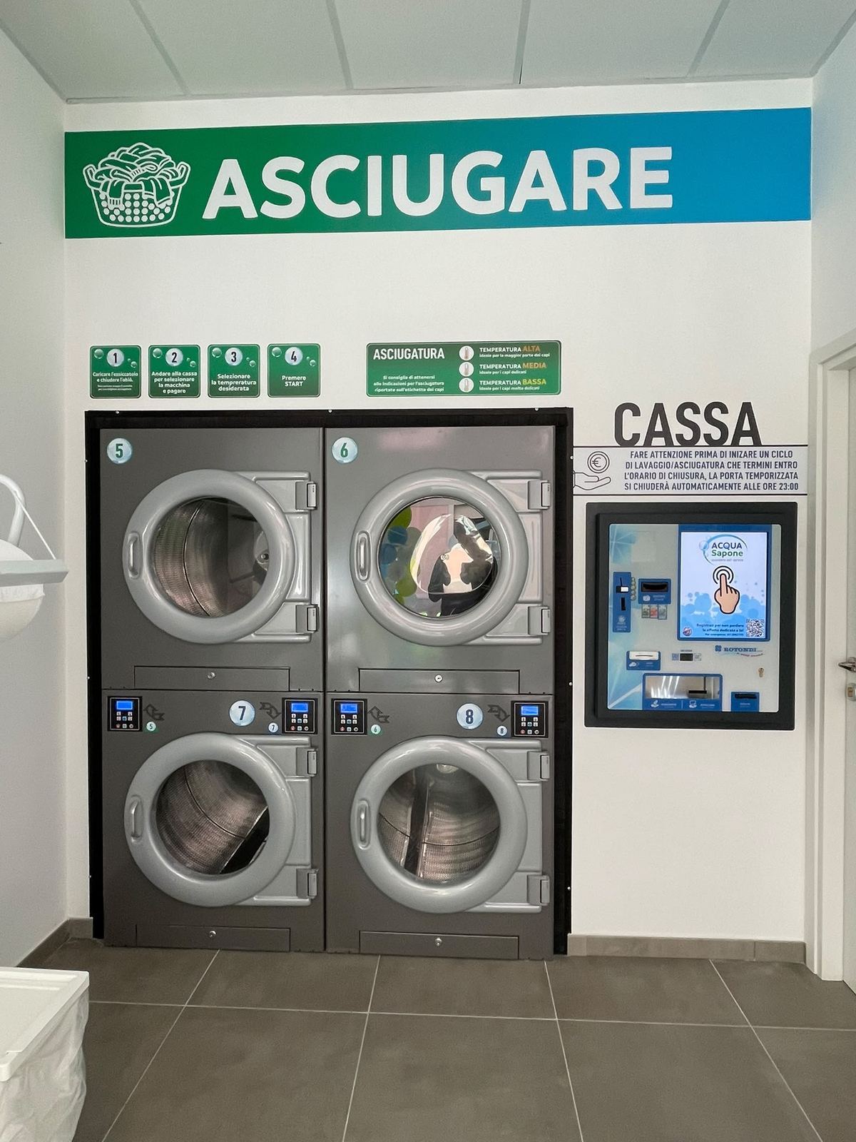 Asciugatrici a pompa di calore e cassa automatica nella lavanderia Acqua Sapone