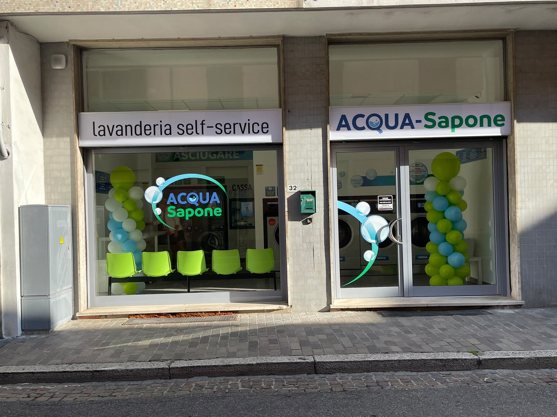 Ingresso della lavanderia self-service Acqua Sapone in Via Emilia 32 a Pontecurone